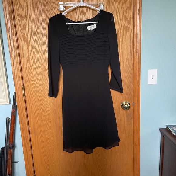 Ever Beauty dress size 4 with sheer sleeves - Picture 1 of 1